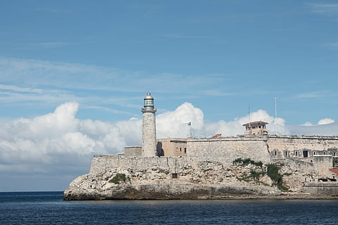 architettura, antico, costruzione, monumento, storia, fortezza, mare, porto, cielo, struttura costruita, esterno dell'edificio, nuvola - cielo, acqua, natura, il passato, giorno, nessuno, viaggio, Torre, lungomare, guida, destinazioni di viaggio, forte, all'aperto, faro, 4K, CC0, dominio pubblico, privo di copyright