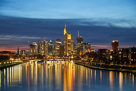 Stadt, Lichter Fotografie, Skyline der Stadt, See Foto, Nachtzeit, Wolkenkratzer, Licht, Gebäude, Reflexion, Wolke, Horizont, beleuchtet, Frankfurt, Brücke, Fluss, Nacht-, Himmel, Stadtlicht, Gebäudehülle, die Architektur, gebaute Struktur, Wasser, Bürogebäude außen, Stadtbild, städtische Skyline, Landschaft, modern, Reiseziele, wolke - himmel, große Höhe, keine Leute, draußen, Finanzviertel, 5K, CC0, gemeinfrei, lizenzfrei