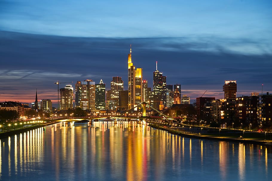 Stadt, Lichter Fotografie, Skyline der Stadt, See Foto, Nachtzeit, Wolkenkratzer, Licht, Gebäude, Reflexion, Wolke, Horizont, beleuchtet, Frankfurt, Brücke, Fluss, Nacht-, Himmel, Stadtlicht, Gebäudehülle, die Architektur, gebaute Struktur, Wasser, Bürogebäude außen, Stadtbild, städtische Skyline, Landschaft, modern, Reiseziele, wolke - himmel, große Höhe, keine Leute, draußen, Finanzviertel, 5K