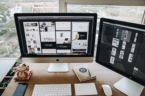 Mela, scrivania, lavoro, computer, dispositivi, display, elettronica, imac, tastiera, Mac, tenere sotto controllo, topo, schermo, schermi, finestra, posto di lavoro, spazio di lavoro, tavolo, tecnologia, in casa, mobilia, attrezzatura informatica, connessione, comunicazione, vista dall'alto, schermo del dispositivo, schermo del computer, nessuno, attività commerciale, tecnologia wireless, legno - materiale, ufficio, natura morta, 5K