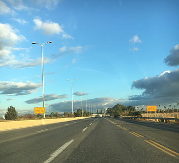 carretera asfaltada buida, vista, cel, carretera, transport, el camí a seguir, núvol - cel, direcció, carrer, llum del carrer, marcatge de carreteres, marcatge, símbol, signe, perspectiva decreixent, naturalesa, cap gent, punt de fuga, equips d’il·luminació, dia, llum solar, a l'aire lliure, línia divisòria, 2K, CC0, domini públic, lliure de regalies