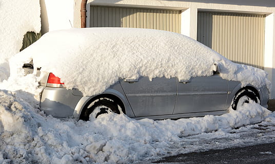 Winter, Schnee, winterlich, Weiß, schneebedeckt, Auto, pkw, Straße, der Verkehr, Park, Winterschlag, eingeschneit, Kraftfahrzeug, Transport, kalte Temperatur, Transportmittel, Landfahrzeug, weiße Farbe, Tier, Säugetier, Tierthemen, Natur, Tag, ein Tier, Abdeckung, keine Leute, Haustiere, inländisch, extremes Wetter, kalt, Schneesturm, Rad, Reifen, Pulverschnee, 4K, CC0, gemeinfrei, lizenzfrei