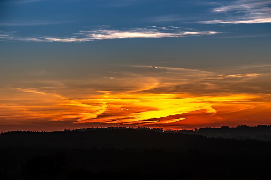Fotoğraf, altın, saat, gün batımı, Batan güneş, Akşam gökyüzü, gökyüzü, abendstimmung, akşam karanlığı, doğa, ruh hali, alaca karanlık, akşam, orman, ufuk, peyzaj, bulutlar, jet duman izi, parlak bulut, dramatik gökyüzü, siluet, özgürlük, bulut - gökyüzü, scenics, sakin sahne, Güneş ışığı, manzaralar - doğa, doğada güzellik, huzur, çevre, insansız, turuncu renk, pastoral, açık havada, karanlık, 5K