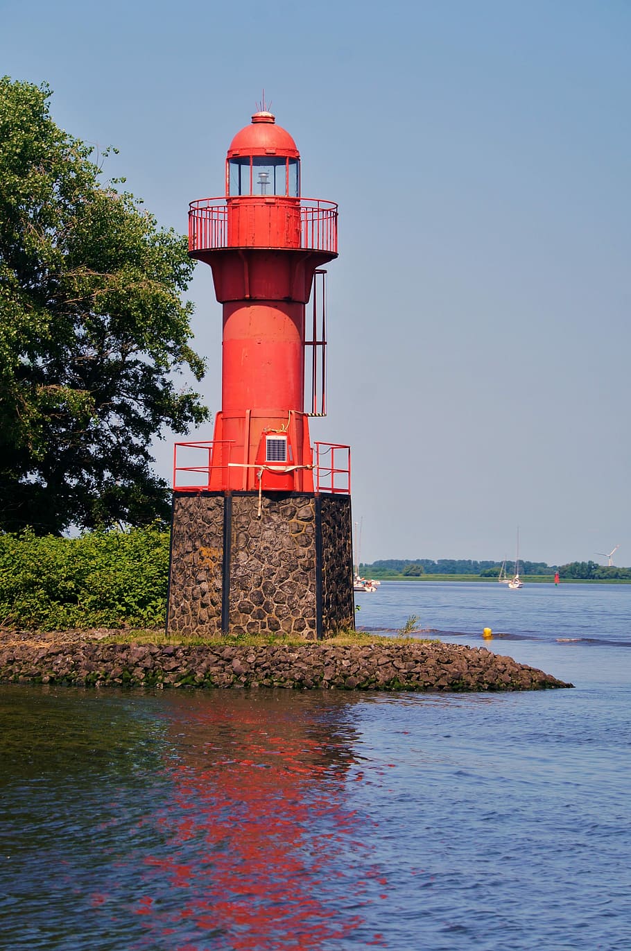 far, elbe, riu, aigua, elbe, riu, paisatge fluvial, protecció, seguretat, exterior de l'edifici, arquitectura, torre, estructura construïda, cel, orientació, mar, edifici, naturalesa, cap gent, dia, davant del mar, cel clar, direcció, a l'aire lliure, 4K