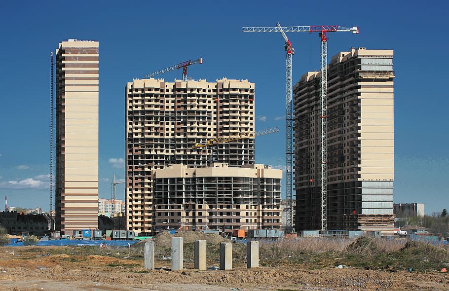 màquina de grua, al costat, edifici, construcció, casa, grua, ciutat, construcció d’habitatges, grua de grua, edifici de diversos pisos, cel, grua de braç, casa nova, grua de construcció, habitatge, construcció residencial, industria de la construcció, lloc de construcció, arquitectura, construcció - activitat, grua - maquinària de construcció, estructura construïda, concret, apartament, exterior de l'edifici, escena urbana, exterior d’edifici d’oficines, indústria, cap gent, dia, naturalesa, gratacels, cel clar, modern, maquinària, assolellat, desenvolupament, 5K