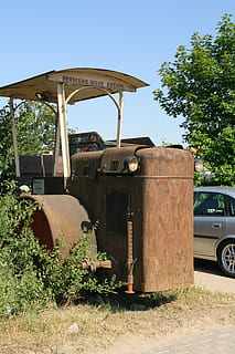 Oldtimer, Auto, Automobil, Dampfwalze, verrostet, rostfrei, Eisen, Niet, Transportmittel, Landfahrzeug, Pflanze, Transport, Kraftfahrzeug, Tag, Natur, Baum, keine Leute, Sonnenlicht, rostig, verlassen, alt, draußen, stationär, Himmel, obsolet, beschädigt, heruntergewirtschaftet, 2K, CC0, gemeinfrei, lizenzfrei