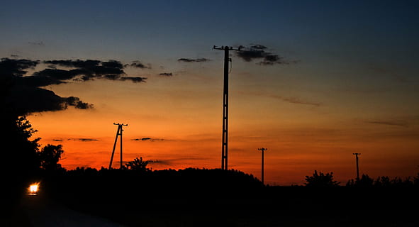 Sonnenuntergang, Abend, Sonne, warm, Abendhimmel, Wolke, Himmel, Silhouette, wolke - himmel, Schönheit in der Natur, Szenen - Natur, Umgebung, Technologie, Natur, Pflanze, keine Leute, Kraftstoff- und Stromerzeugung, Baum, Strommast, draußen, Elektrizität, orange Farbe, Ruhe, Landschaft, die Architektur, Netzteil, 2K, CC0, gemeinfrei, lizenzfrei