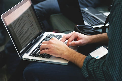 person, iført, sort, grøn, kontrolleret, skjorte, ved brug af, macbook, pro, start op, notebooks, kreativ, computer, Selskab, bærbare computere, Skærm, Silicon Valley, moderne, hjemmekontor, kontor, maskinskrivning, skrivning, forretning, arbejder, bærbar, teknologi, trådløs teknologi, bruger bærbar computer, meddelelse, sidder, forbindelse, menneskelig hånd, voksen, hånd, en person, menneskelig kropsdel, herrer, tastatur, rigtige mennesker, midsection, computer tastatur, surfer på nettet, finger, 5K, CC0, offentligt domæne, royaltyfrie