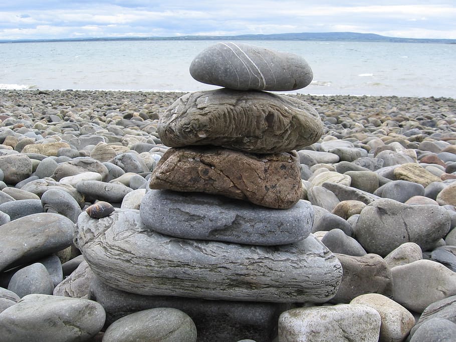 des pierres, empiler, Zen, rivage, Roche, la nature, équilibre, mer, harmonie, plage, stabilité, caillou, méditation, spa, été, tas, océan, ciel, la tour, tranquille, solide, terre, rock - objet, pierre - objet, eau, pierre, tranquillité, journée, beauté dans la nature, scène tranquille, personne, en plein air, horizon au-dessus de l'eau, pile de roche, 1080P