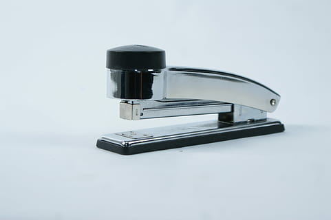 cucitrice, ufficio, articolo, girato in studio, nessuno, avvicinamento, sfondo bianco, giorno, tecnologia, connessione, singolo oggetto, in casa, comunicazione, tecnologia wireless, sfondo colorato, smart phone, dispositivo di informazione portatile, grigio, copia spazio, cellulare, sfondo grigio, ritagliare, attrezzatura, blu, color argento, sfondo blu, 4K, CC0, dominio pubblico, privo di copyright