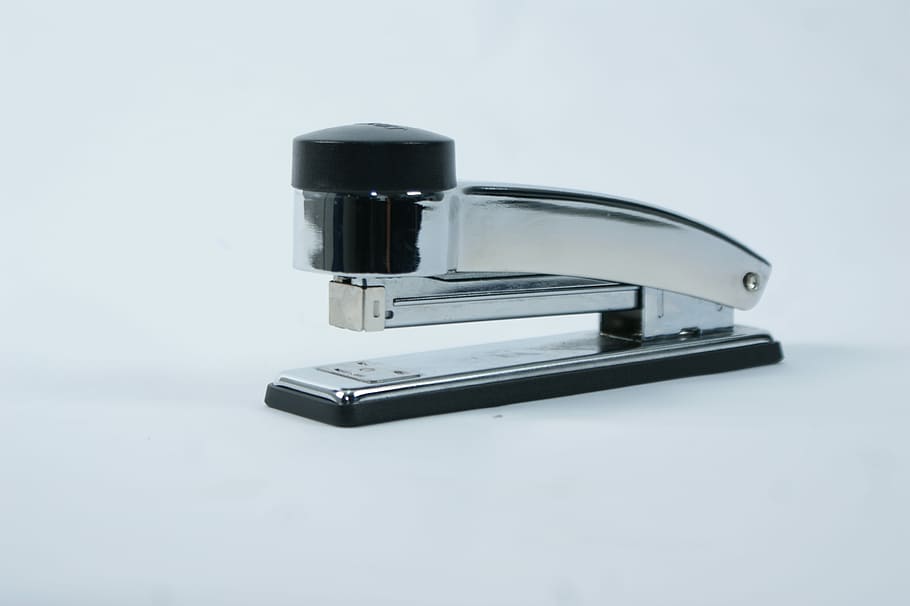 cucitrice, ufficio, articolo, girato in studio, nessuno, avvicinamento, sfondo bianco, giorno, tecnologia, connessione, singolo oggetto, in casa, comunicazione, tecnologia wireless, sfondo colorato, smart phone, dispositivo di informazione portatile, grigio, copia spazio, cellulare, sfondo grigio, ritagliare, attrezzatura, blu, color argento, sfondo blu, 4K