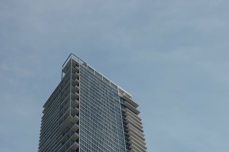 cuc, vista d'ulls, alt, edifici de pujada, arquitectura, edifici, infraestructura, torre, gratacels, blau, cel, estructura construïda, modern, exterior de l'edifici, escena urbana, vista d’angle baix, exterior d’edifici d’oficines, ciutat, oficina, cap gent, patró, naturalesa, dia, alta - alta, vidre - material, a l'aire lliure, cel clar, 4K