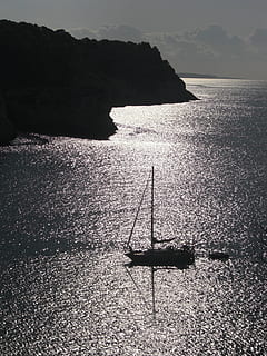 Sonnenuntergang, Menorca, Boot, Wasser, Meer, Ruhe, ruhige Szene, Szenen - Natur, Schönheit in der Natur, Himmel, Natur, keine Leute, Silhouette, Transport, Tag, Berg, Wasserfahrzeug, Land, Transportmittel, draußen, Strand, Nicht-städtische Szene, 2K, CC0, gemeinfrei, lizenzfrei