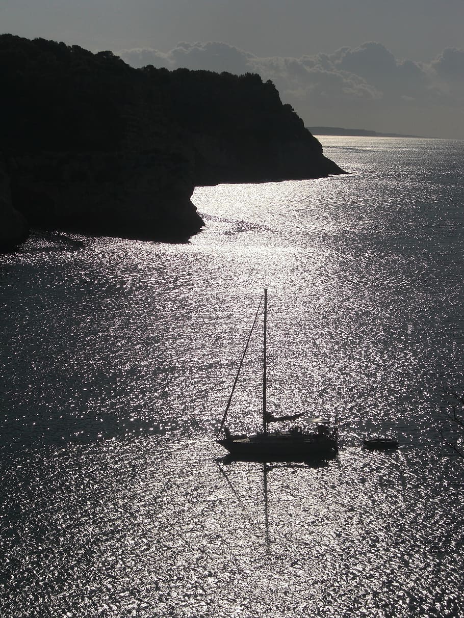 posta de sol, minorca, vaixell, aigua, mar, tranquil·litat, escena tranquil·la, escenics - natura, bellesa a la natura, cel, naturalesa, cap gent, silueta, transport, dia, muntanya, vaixell nàutic, terra, manera de transport, a l'aire lliure, platja, escena no urbana, 2K