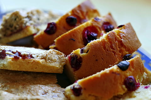 torta, frutta, frutti di bosco, noccioline, dolce, dieta, Grasso, carboidrati, mangiare, ossequi, cibo e bevande, cibo, cibo dolce, freschezza, avvicinamento, pronto a mangiare, natura morta, in casa, indulgenza, al forno, messa a fuoco selettiva, nessuno, piatto, concentrarsi sulle conoscenze acquisite, frutta secca, Uvetta, tentazione, spuntino, 4K, CC0, dominio pubblico, privo di copyright