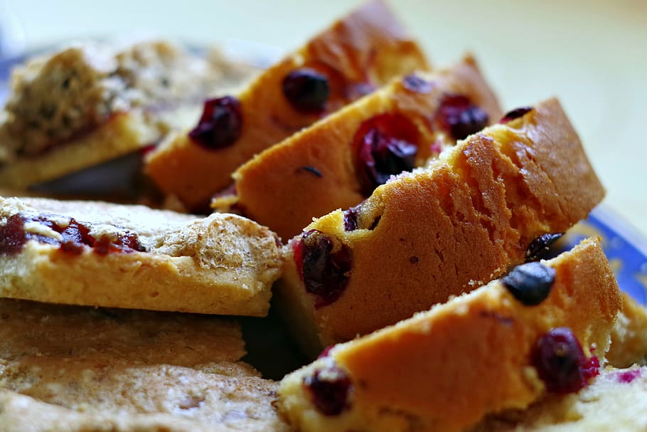 torta, frutta, frutti di bosco, noccioline, dolce, dieta, Grasso, carboidrati, mangiare, ossequi, cibo e bevande, cibo, cibo dolce, freschezza, avvicinamento, pronto a mangiare, natura morta, in casa, indulgenza, al forno, messa a fuoco selettiva, nessuno, piatto, concentrarsi sulle conoscenze acquisite, frutta secca, Uvetta, tentazione, spuntino, 4K