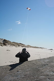 spiaggia, vento, draghi, giocare, bambino, persone reali, attività di svago, cielo, stili di vita, terra, natura, una persona, uomini, avventura, giorno, luce del sole, retrovisore, sabbia, ambiente, bellezza nella natura, lunghezza intera, sport estremi, blu, la tranquillità, la libertà, all'aperto, 4K, CC0, dominio pubblico, privo di copyright
