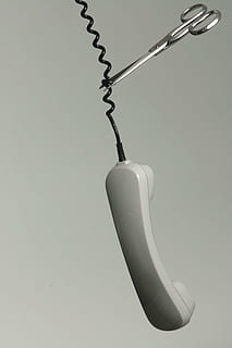 grå, hvid, telefonledning, skære, telefon, slukke, adskille, linje, linje frakobling, sabotage, kabel, skille, tilslutningspunkt, skære igennem, saks, lyttere, telefonen slukker, studio skud, ingen mennesker, tæt på, indendørs, enkelt objekt, stilleben, kopiere plads, hængende, forbindelse, plast, metal, skåret ud, sundhedspleje og medicin, teknologi, meddelelse, høj vinkel visning, lænke, sort farve, fastnet telefon, 4K, CC0, offentligt domæne, royaltyfrie