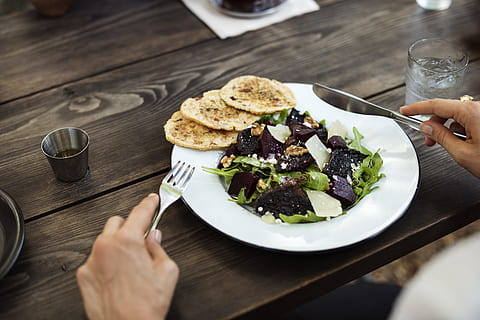 Brot, Lebensmittel, Teller, Salat, Vorspeise, kulinarisch, köstlich, Abendessen, Genießer, Glas, Hände, gesund, halten, Messer, Ernährung, Person, Restaurant, Tabelle, lecker, vegan, Gemüse, Wasser, Holz, Holztisch, Essen und Trinken, menschliche Hand, Hand, menschliches Körperteil, Frische, Getränk, eine Person, Erfrischung, drinnen, Trinkglas, Mahlzeit, Haushaltsausstattung, Erwachsene, gesundes Essen, 5K, CC0, gemeinfrei, lizenzfrei