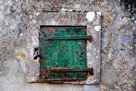 grøn metalramme, vindue, lukker, Låst, lukket, hauswand, toreingang, Port, slot, hus facade, nostalgi, slotsport, historisk, struktur, gitter, metal, forvitret, materiale, kollektion, gammel, bygget struktur, arkitektur, ingen mennesker, murbygningsfunktion, dag, sikkerhed, bygning udvendig, beskyttelse, beskadiget, træ - materiale, tæt på, dør, grøn farve, indgang, udendørs, forringelse, låsen, 2K, CC0, offentligt domæne, royaltyfrie
