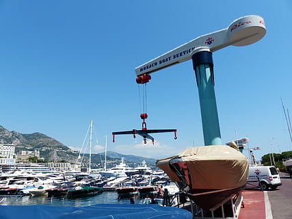 grua, Puerto, cargando, columna, grúa de columna, travesía transversal, levantador de carga, carga transversal, barcos, recargar, levantar, Mónaco, barco náutico, azul, transporte, al aire libre, cielo limpio, agua, cielo, modo de transporte, día, naturaleza, montaña, mar, amarrado, luz del sol, viaje, hombres, arquitectura, polo, soleado, velero, 4K, CC0, dominio público, libre de derechos