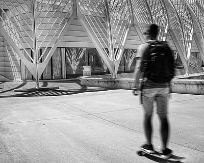 mand, stående, skateboard, person, hvid, shorts, iført, sort, rygsæk, studerende, sort og hvid, mennesker, urban scene, udendørs, arkitektur, byliv, by, en person, fuld længde, gå, bagfra, sløret bevægelse, rigtige mennesker, livsstil, bygget struktur, bevægelse, afslappet tøj, fritidsaktivitet, herrer, Kvinder, transportmidler, bygning udvendig, voksen, 2K, CC0, offentligt domæne, royaltyfrie