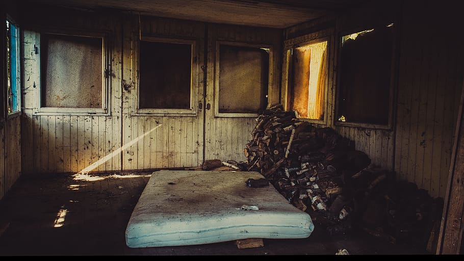 hat verloren, alt, zerfallen, Hütte, Bett, verlorene Orte, verlassen, Fenster, drinnen, keine Leute, Wohngebäude, die Architektur, beschädigt, Holz - Material, Haus, gebaute Struktur, Tag, Gebäude, Eingang, schlechter Zustand, Tür, Wohnraum, obsolet, heruntergewirtschaftet, Ablehnen, Verschlechterung, unordentlich, ruiniert, 5K
