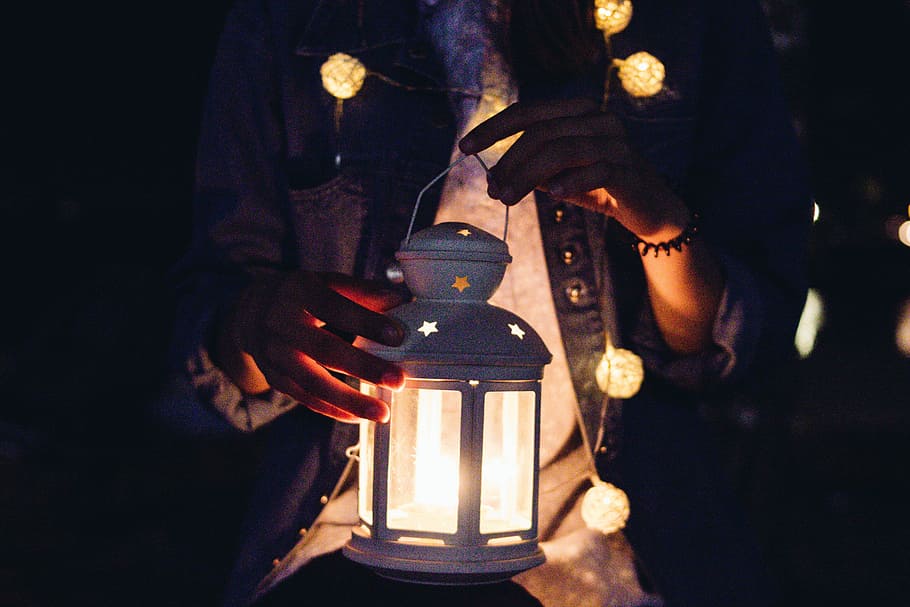 Person, halten, Kerzenlaterne, Weiß, Lanter, Licht, Laterne, Beleuchtungsquelle, Lichterkette, berühren, eine Person, Mittelteil, Lichtanlage, beleuchtet, drinnen, Hand, Nahansicht, Stehen, Männer, Erwachsene, nicht erkennbare Person, Fokus auf den Vordergrund, Hitze - Temperatur, menschliche Hand, dunkel, Verbrennung, Feuer, Vorderansicht, verdecktes Gesicht, elektrische Lampe, 5K