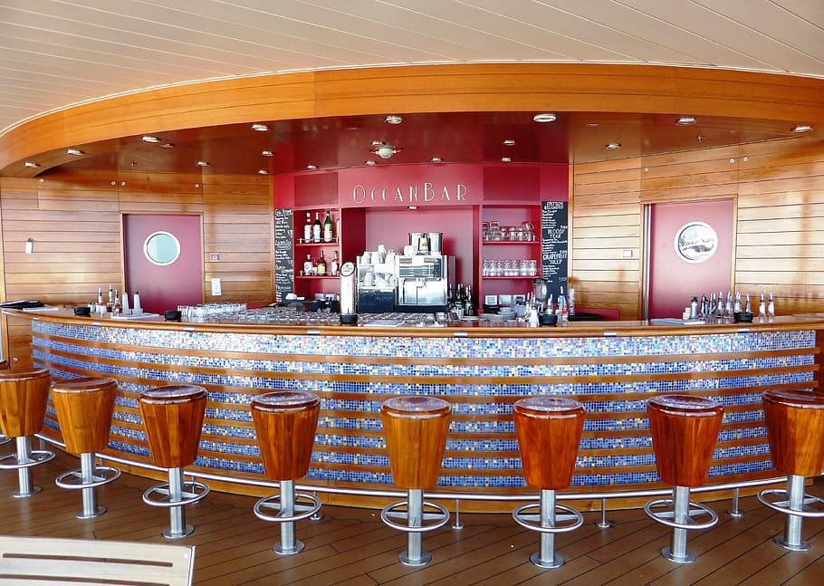 beure, barra, tamboret de bar, alcohol, modern, ajustat, maluc, menjar i beguda, refresc, a l'interior, cap gent, taula, vidre, restaurant, arquitectura, bar - establiment de begudes, copa, material de fusta, seient, negocis, esdeveniment, vermell, equipament per a la llar, nit, luxe, comptador de barres, 4K