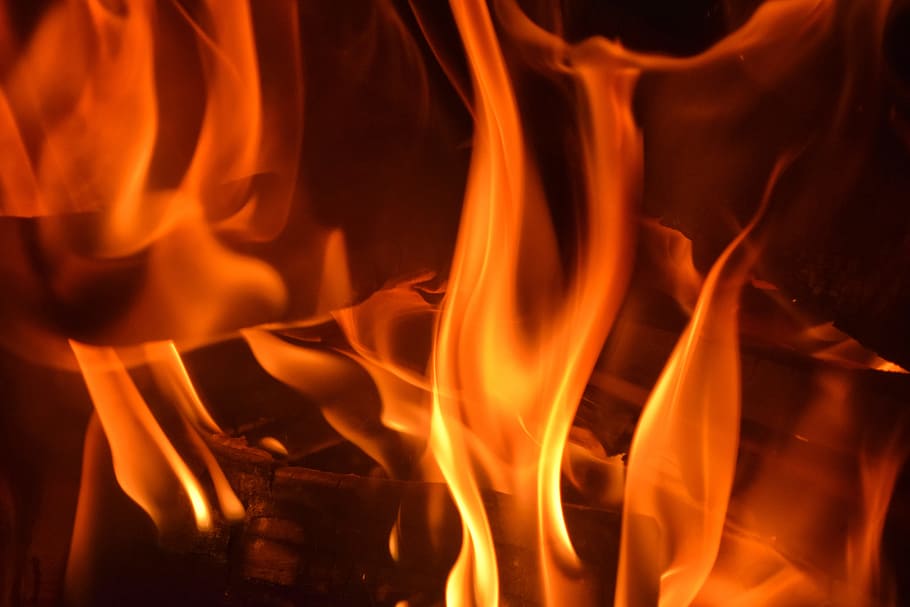 il·lustració de foc vermell, obrir foc, flama, calor, foc, llar de foc, cremar, càlid, foc de fusta, brases, foguera, romàntic, energia, marca, foc de foc de flama, acollidor, fusta per a la llar de foc, llenya, tancar, heiss, taronja, hivern, costos de calefacció, kaminofen, forn, energia tèrmica, combustible, cremant, foc - fenomen natural, calor - temperatura, primer pla, naturalesa, cap gent, senyal d'advertència, signe, color taronja, moviment, fons, comunicació, a l'interior, material de fusta, color negre, vermell, infern, fons negre, 5K