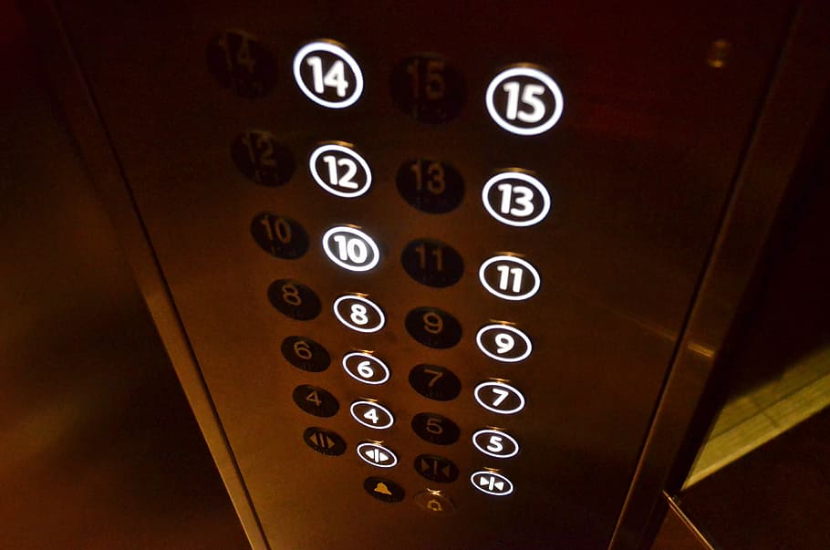 fotografia de primer pla, panell de botons d’ascensor, ascensor, ascensor de passatgers, botó d'ascensor, botó de terra, tecnologia, nombre, cap gent, comunicació, negocis, primer pla, a l'interior, connexió, tecnologia sense fils, forma, color negre, telèfon mòbil, indústria electrònica, negoci corporatiu, telèfon, cercle, Finances, control, sol objecte, teclat, 4K