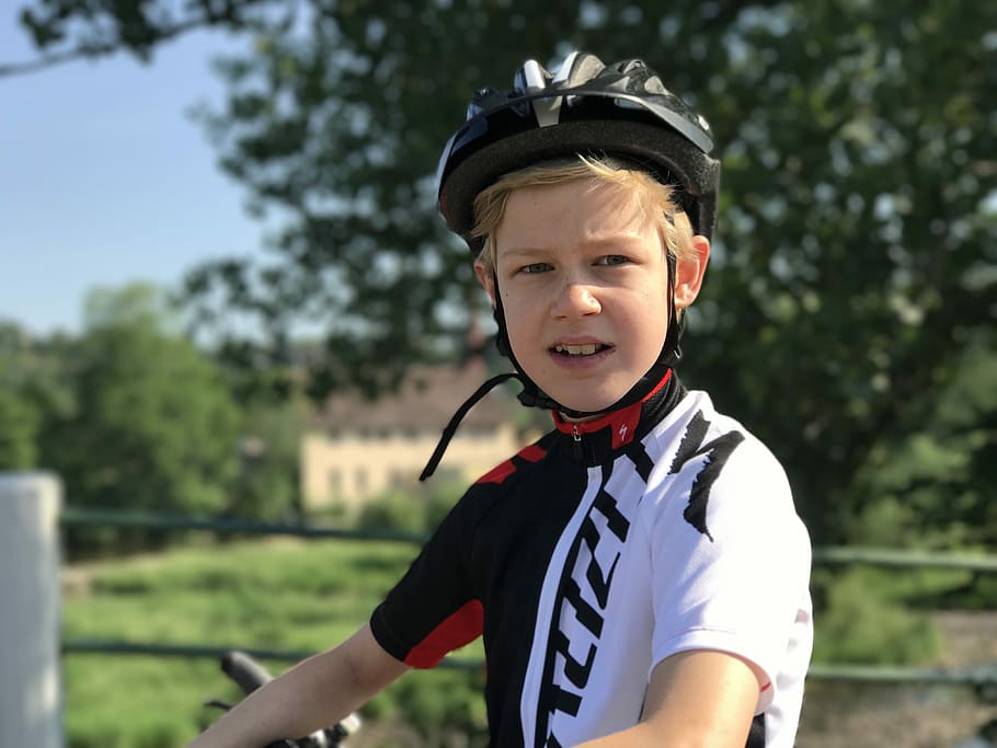 rodó, ciclista, ciclisme, rendiment, esport, voluntat, cicle, República Txeca, ciclisme de carreteres, velocitat, emoció, turisme, carrera, temporada, estiu, acció, casc, barreteria, casc esportiu, una persona, casc de treball, un sol nen, mascles, nen, nois, infància, retrat, dia, centrar-se en primer pla, homes, persones reals, activitat d'oci, naturalesa, tirada al cap, mirant la càmera, estils de vida, de peu, a l'aire lliure, uniforme, 4K
