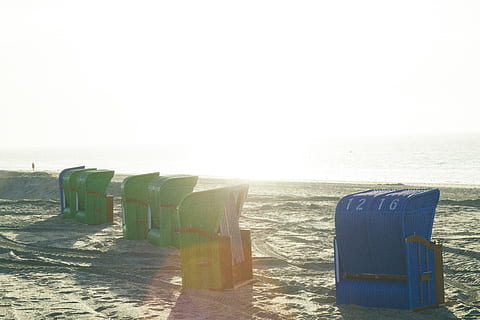 Strandkörbe, Norden, Meer, Strand, Körbe, Nordsee, Landschaft, Objekte, Urlaube, draußen, keine Leute, Sand, Wasser, Küste, Sommer-, Tag, Land, Natur, Szenen - Natur, Horizont über Wasser, Himmel, Horizont, Strandkorb mit Kapuze, Ruhe, Schönheit in der Natur, Sitz, Reise, Stuhl, Sonnenlicht, 4K, CC0, gemeinfrei, lizenzfrei