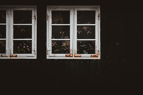 to, hvid, træ-, vinduer, rusten, sort, vindue, forvitret, vinduesglas, vindue visning, mørk, humørsyg, detalje, udendørs, glas - materiale, bygget struktur, ingen mennesker, gennemsigtig, arkitektur, bygning, dag, bygning udvendig, hus, geometrisk form, afspejling, vinduesramme, form, fuld ramme, boligområde, 8K, CC0, offentligt domæne, royaltyfrie