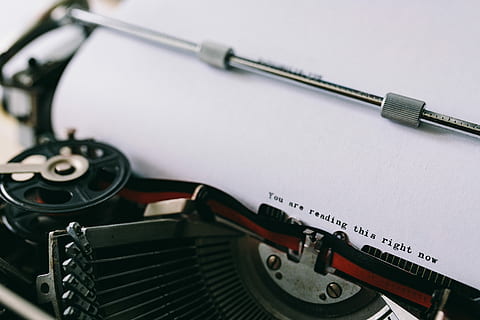 ver, escribiendo citas, antiguo, máquina de escribir, de cerca, mecanografía, citas, vendimia, citar, tecnología, equipo, computadora, anticuado, música, nadie, adentro, cultura de las artes y entretenimiento, papel, texto, comunicación, foto de estudio, naturaleza muerta, estilo retro, vista de alto ángulo, nostalgia, centrarse en primer plano, obsoleto, 5K, CC0, dominio público, libre de derechos