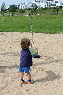 niño, oscilación, giro, jugar, patio de recreo, parque infantil, al aire libre, infancia, jugando, divertido, muchachos, gente, juguetón, felicidad, una persona, gente real, longitud total, actividad de ocio, tierra, estilos de vida, machos, arena, vista trasera, día, naturaleza, hombres, chicas, ropa casual, inocencia, equipo de juego al aire libre, 5K, CC0, dominio público, libre de derechos