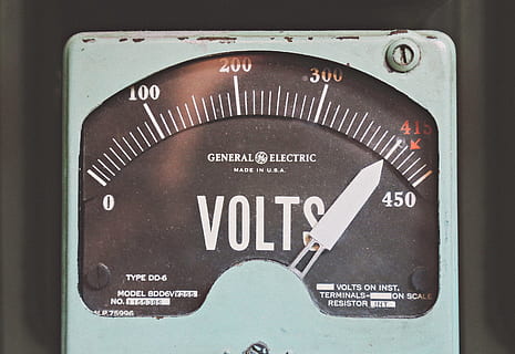 Elektrizität, Meter, elektrisch, Nahansicht, Technologie, Text, keine Leute, Kommunikation, westliche Schrift, drinnen, einzelnes Objekt, Metall, Zeichen, Steuerung, Kraftstoff- und Stromerzeugung, Nummer, Retro-Stil, Ausrüstung, extreme Nahaufnahme, Messinstrument, schwarze Farbe, Makro, Netzteil, 5K, CC0, gemeinfrei, lizenzfrei
