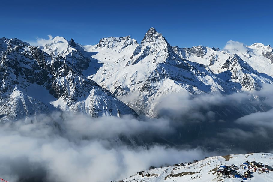 fotografia di paesaggio della catena montuosa, la neve, coperto, fotografia di paesaggio montano, montagna, nube, inverno, picco, roccia, nebbia, vertice, roccioso, ghiaccio, catena montuosa, congelato, brina, natura, #optoutside, temperatura fredda, scenics - natura, montagna innevata, bellezza nella natura, ambiente, cielo, paesaggio, picco di montagna, blu, destinazioni di viaggio, avventura, cielo sereno, nessuno, all'aperto, Pino, 5K