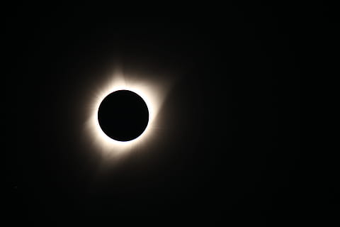 tutulma, Güneş, korona, uzay, astronomi, Güneş tutulması, doğal fenomen, ay, gece, gökyüzü, doğada güzellik, daire, doğa, insansız, geometrik şekil, kopya alanı, düşük açılı görünüş, açık havada, şekil, manzaralar - doğa, huzur, karanlık, Ay ışığı, gezegen ay, uzay ve astronomi, 5K, CC0, kamu malı, telif ücretsiz