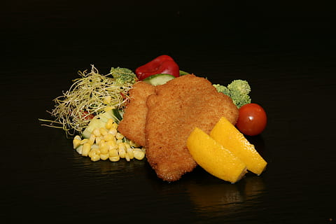 filé de peixe, panado, frito, limão, friture, refrescos, gosto, Comida, salada, comida e bebida, frescura, tiro do estúdio, dentro de casa, Alimentação saudável, fundo preto, fruta, pronto para comer, vegetal, ainda vida, fechar-se, bem-estar, mesa, ninguém, comida rápida, batata, 2K, CC0, domínio público, royalty free