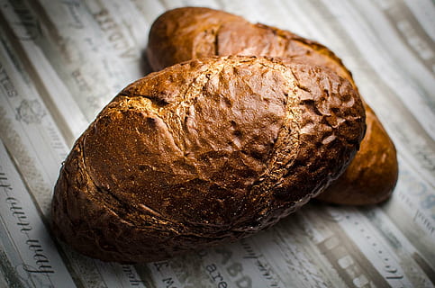 pa, fleca, forner, cor, srcom al forn, menjar, llesca de pa, menjar i beguda, al forn, blat sencer, integral, frescor, cap gent, pa marró, alimentació saludable, marró, benestar, a l'interior, primer pla, natura morta, taula, material de fusta, rústic, vista d’angle alt, tir de l'estudi, botiga, drap de cuina, menjar francès, 1080P, CC0, domini públic, lliure de regalies