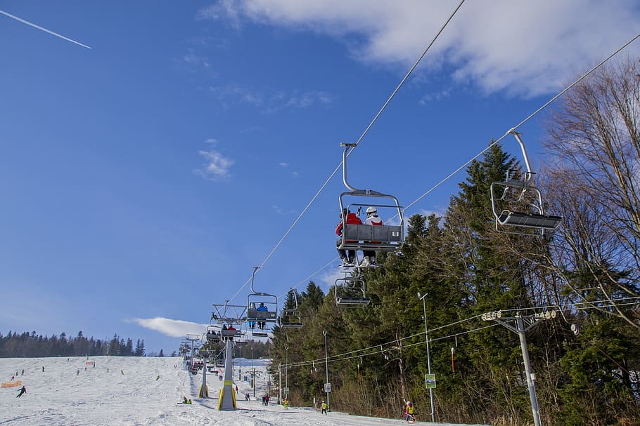 fred, neu, paisatge, cel, aire, cables, núvols, gelades, congelat, alt, gel, muntanya, a l'aire lliure, gent, recreació, Resort, esquiar, telecadira, estació d'esquí, pista d'esquí, esquiador, pendent, nevat, esport, dia assolellat, arbres, blanc, hivern, roba d'hivern, paisatge d'hivern, esports d’hivern, arbre, naturalesa, planta, transport, telefèric, dia, núvol - cel, cable, blau, manera de transport, persones incidentals, terra, vista d’angle baix, generació de combustible i energia, temperatura de fred, electricitat, Font d'alimentació, 4K