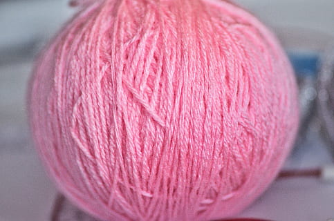 wol, knaeul, zacht, breien, handarbeid, breiwerk, kattenwieg, ambacht, hobbies, draad, het naaien, textiel, materiaal, detailopname, vezel, spoel, kleding, roze kleur, bolletje wol, binnenshuis, geen mensen, focus op de voorgrond, kunst en ambacht, stilleven, zachtheid, gebied, enkel object, extreem dichtbij, creativiteit, Purper, vorm, 4K, CC0, publiek domein, royaltyvrij