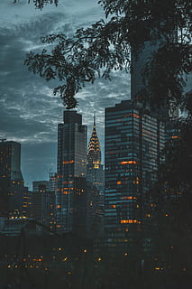 Lichter der Stadt, Nachtzeit, Schattenbildfoto, Chrysler Building, düster, Himmel, Turm, Wolkenkratzer, Nacht-, dunkel, Wolke, Baum, Beleuchtung, Büro, Block, Gebäude, Insel, Aussicht, Stadtbild, New York, Chrysler, Gebäudehülle, gebaute Struktur, die Architektur, Stadt, Bürogebäude außen, große Höhe, beleuchtet, Dämmerung, wolke - himmel, modern, Natur, keine Leute, Pflanze, Reiseziele, draußen, Finanzviertel, 5K, CC0, gemeinfrei, lizenzfrei