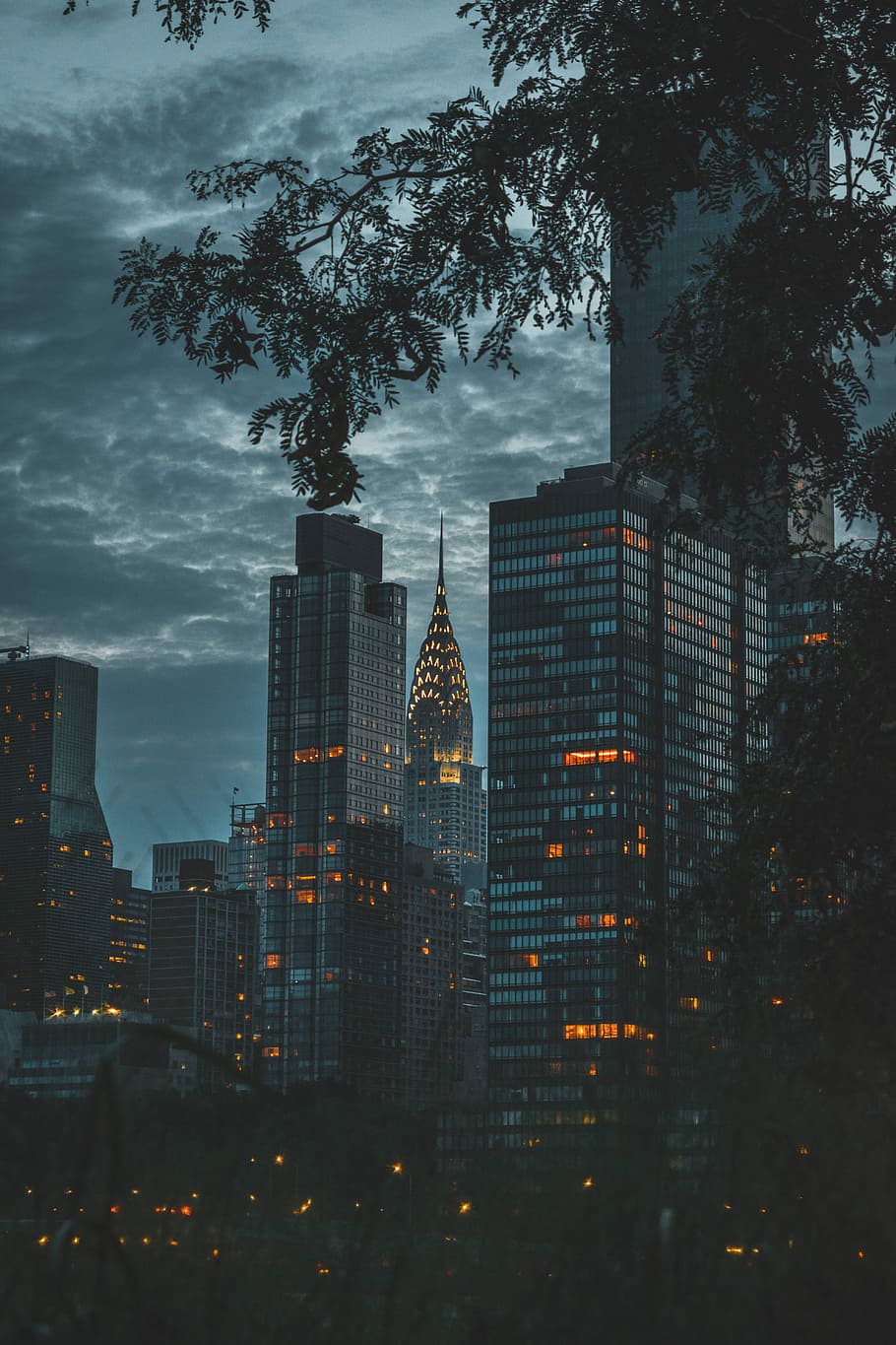 llums de la ciutat, nit, foto de la silueta, edifici de Chrysler, trist, cel, torre, gratacels, fosc, núvol, arbre, llums, oficina, bloc, edifici, illa, vista, paisatge urbà, newyork, Chrysler, exterior de l'edifici, estructura construïda, arquitectura, ciutat, exterior d’edifici d’oficines, alta - alta, il·luminat, vespre, núvol - cel, modern, naturalesa, cap gent, planta, destinacions de viatge, a l'aire lliure, districte financer, fletxa, 5K