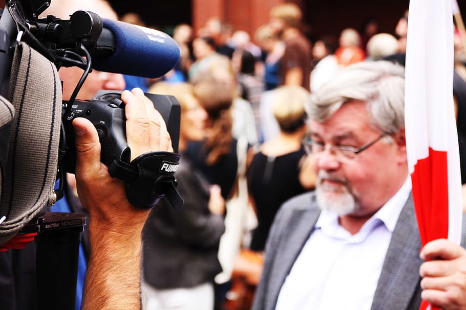 foto, persona, de peu, càmera, veure la televisió, entrevista, televisió, humà, mitjans de comunicació, home, micròfon, enregistrament, homes, adult, grup de persones, mascles, adult gran, gent, Dispositiu d'entrada, cultura i entreteniment artístic, música, homes majors, esdeveniment, adult madur, part del cos humà, persones incidentals, roba, públic, mà, espectador, homes madurs, 4K