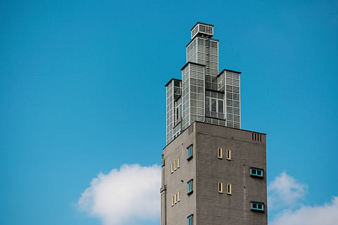 gris, hormigón, edificio, tiempo de día, bajo, fotografía de ángulo, Alto, arquitectura, nube, torre, rascacielos, estructura, piedra, moderno, cielo, azul, cárcel, prisión, soltero, exterior del edificio, estructura construida, vista de ángulo bajo, ciudad, nadie, cielo limpio, naturaleza, altura maxima, día, ventana, copia espacio, al aire libre, edificio de oficinas exterior, oficina, luz del sol, apartamento, 5K, CC0, dominio público, libre de derechos