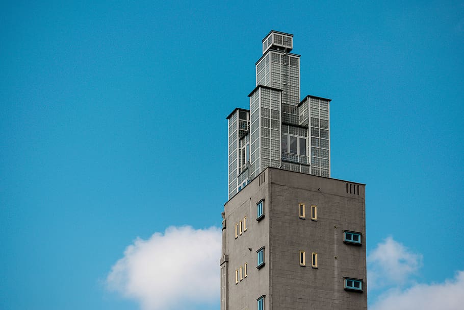 gris, hormigón, edificio, tiempo de día, bajo, fotografía de ángulo, Alto, arquitectura, nube, torre, rascacielos, estructura, piedra, moderno, cielo, azul, cárcel, prisión, soltero, exterior del edificio, estructura construida, vista de ángulo bajo, ciudad, nadie, cielo limpio, naturaleza, altura maxima, día, ventana, copia espacio, al aire libre, edificio de oficinas exterior, oficina, luz del sol, apartamento, 5K