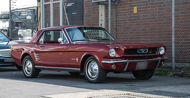 rød, Ford Mustang Coupe, parkeret, hegn, dagtimerne, auto, mustang, Ford, oldtimer, køretøj, transportsystem, coupe, klassisk, sportsvogn, krom, USA, amerikansk, transportform, transportmidler, bil, motor køretøj, retro stylet, land køretøj, arkitektur, vintage bil, by, gade, samlerens bil, bygget struktur, dag, bygning udvendig, stationær, mursten, ingen mennesker, metal, 4K, CC0, offentligt domæne, royaltyfrie