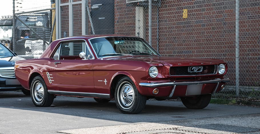 Červené, kupé ford mustang, zaparkováno, plot, během dne, auto, mustang, brod, oldtimer, vozidlo, systém přepravy, kupé, klasický, sportovní auto, chrom, usa, americký, způsob dopravy, přeprava, motorové vozidlo, retro stylu, pozemního vozidla, architektura, Historické auto, město, ulice, sběratelské auto, stavba, den, exteriér budovy, stacionární, cihlový, nikdo, kov, 4K